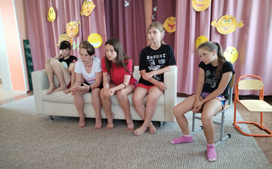 19.06.2025 психолог отделения занятости несовершеннолетних провел  психологический тренинг с детьми отделения социальной реабилитации несовершеннолетних, тренинг на тему: «Как наше окружение влияет на самооценку»